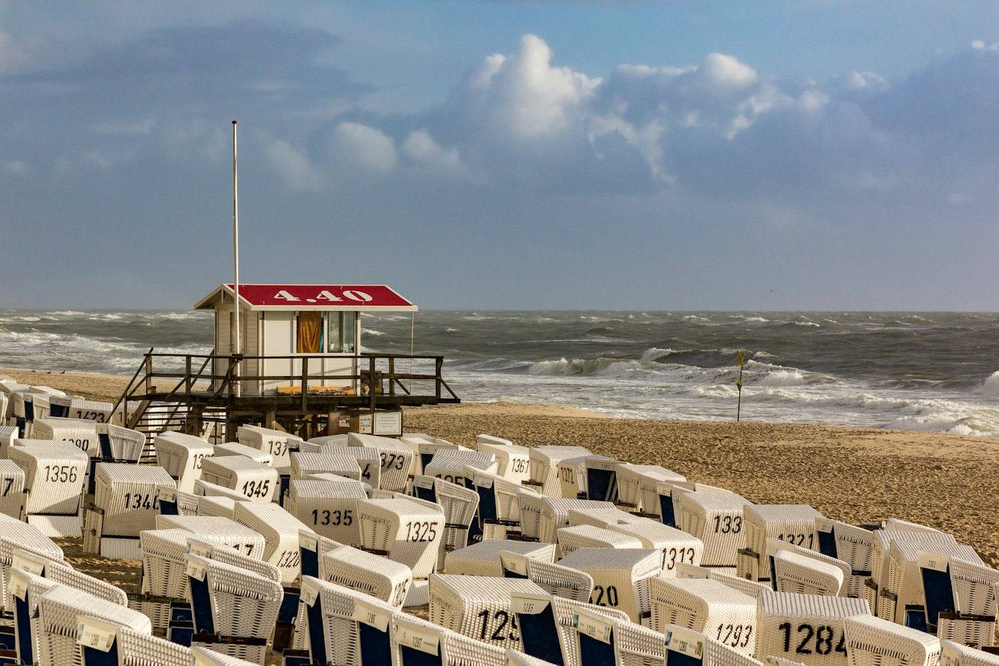 Beach chairs and lifeguard hut on Sylt — no casino here since 2021